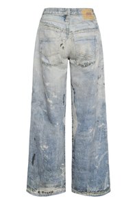 Φαρδιά τζιν παντελόνια σε ανοιχτό μπλε χρώμα από τζιν ύφασμα. Διαθέτουν φθαρμένες περιοχές, δύο πίσω τσέπες και μια καφέ ετικέτα στη μέση.