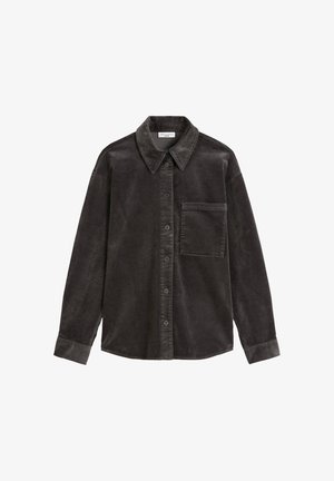 Ciemnoszara koszula z sztruksu z zapięciem na guziki, ostrym kołnierzem, długimi rękawami i kieszenią na piersi. Posiada pionową prążkowaną teksturę.