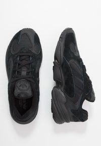 adidas nmd r1 core black clear pink