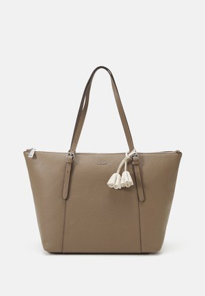 Sac fourre-tout en cuir tan avec surface texturée, deux poignées et fermeture éclair. Dispose d'un pompon décoratif sur le côté. Accent en matériel argenté.