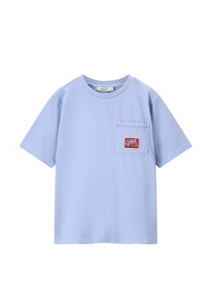 Lichtblauw T-shirt met korte mouwen en een borstzak aan de voorkant, voorzien van een rode patch met de tekst "The Cool Club."