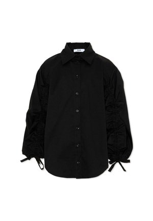 Camisa negra de manga larga con botones, mangas fruncidas y puños atados, cuello en punta y corte holgado, mostrada sobre fondo blanco.