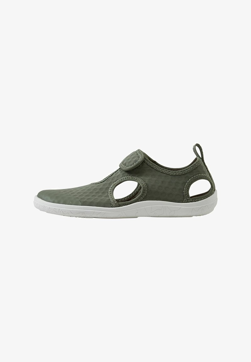 Chaussure légère vert olive à enfiler avec mesh respirant, découpes latérales, semelle blanche texturée et bride ajustable en scratch sur le dessus.