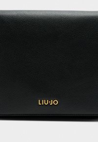 Portafoglio in pelle nera con texture e logo dorato "LIU JO". Presenta una superficie liscia e una forma rettangolare, adatto per un uso quotidiano.