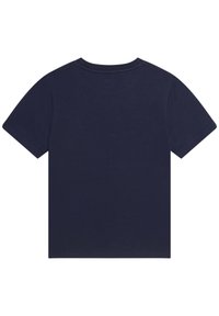 Námořnická modrá tričko s krátkým rukávem, kulatým výstřihem, vyrobené z měkké bavlny, s jednoduchým designem a standardním střihem, bez viditelných log nebo vzorů.