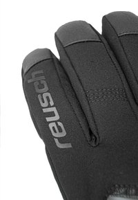 Guantes negros hechos de un tejido suave con áreas de agarre texturizadas. Presentan costuras visibles y un logotipo gris prominente a lo largo del costado.