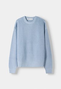 Helles blaues Strickpullover mit gerippten Bündchen, Saum und Rundhalsausschnitt, auf einem weißen Hintergrund präsentiert.