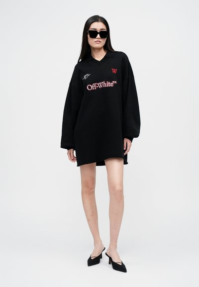 Melna lielizmēra sudraba kleita ar V veida kakla izgriezumu, ar sarkano "Off-White" logo un parakstiem. Jauka tekstūra, nedaudz nolietots apakšmalas dizains.