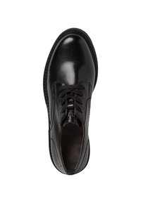 Chaussure en cuir noir au fini lisse, à bout rond et avec six trous pour les lacets. Présente des coutures contrastées le long de la semelle et un intérieur rembourré.