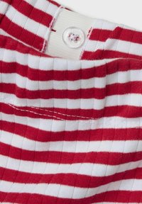 Rood-witte gestreepte stof met een ribbeltextuur, met een witte tailleband en een doorzichtige knoopdetail aan de bovenkant.