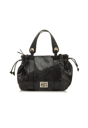 Sac à main noir avec un motif texturé en cuir de serpent. Dispose de poignées arrondies, d'une fermeture à cordon et d'une plaque avec logo doré sur le devant.