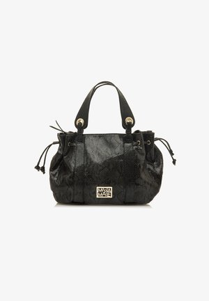 Sac à main noir avec un motif texturé en cuir de serpent. Dispose de poignées arrondies, d'une fermeture à cordon et d'une plaque avec logo doré sur le devant.