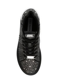 Sneaker nera con intricati riferimenti di strass, design con lacci e suola in gomma piatta. Il marchio è visibile sulla linguetta.