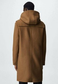 Cappotto di lana marrone con cappuccio, caratterizzato da una silhouette dritta, cuciture visibili e tasche laterali. Texture liscia con un aspetto caldo.