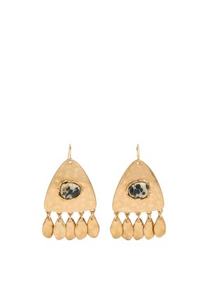 Złote trójkątne kolczyki z nakrapianymi czarno-białymi kamieniami pośrodku i pięcioma zawieszkami w kształcie kropli na każdym kolczyku.