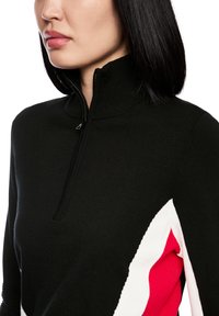 Schwarzer Pullover mit Reißverschluss und Kragen, mit geripptem Muster und kräftigen Farbakzenten in Rot und Weiß an der Seite, schlanke Passform.