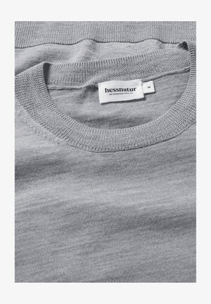 Grauer Strickpullover mit rundem Ausschnitt und glatter Textur. Das Etikett zeigt "hessnatur" mit der Größe "M".