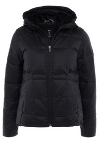 Czarna ocieplana kurtka puchowa z kapturem, z frontowym zamkiem błyskawicznym, pikowanym wzorem oraz miękką podszewką wewnętrzną. Na dole widoczne logo.