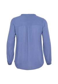 Cămașă albastră deschisă cu mâneci lungi, cu guler cu nasturi, detaliu prins la spate și manșete elastice. Material moale, texturat.