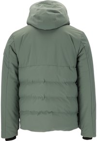 Giacca a vento verde con cappuccio, caratterizzata da un esterno liscio e opaco, dettagli cuciti e polsini elasticizzati. La vista posteriore mostra una texture trapuntata.
