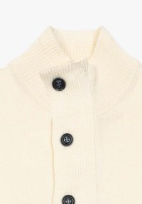 Maglione in maglia crema con colletto alto, caratterizzato da cinque bottoni scuri e una texture a coste lungo il colletto e il gancio dei bottoni.