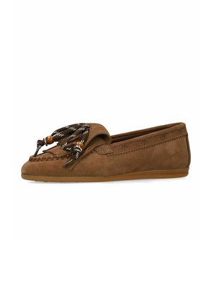 Chaussure plate style mocassin marron avec détails cousus, lacets décoratifs et perles en bois sur fond blanc uni.