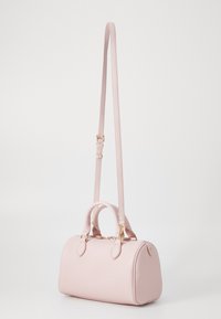 Ροζ δερμάτινη τσάντα χειρός με διπλούς πάνω λαβές και αποσπώμενο ιμάντα ώμου. Στρογγυλή μορφή, υφασμάτινη επιφάνεια και αξεσουάρ σε χρυσή απόχρωση.