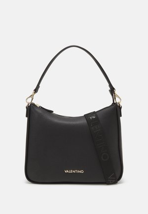 Schwarze Handtasche aus Leder mit strukturiertem Finish, goldener Beschläge, Reißverschluss und abnehmbarem Gurt mit eingeprägtem Markennamen.