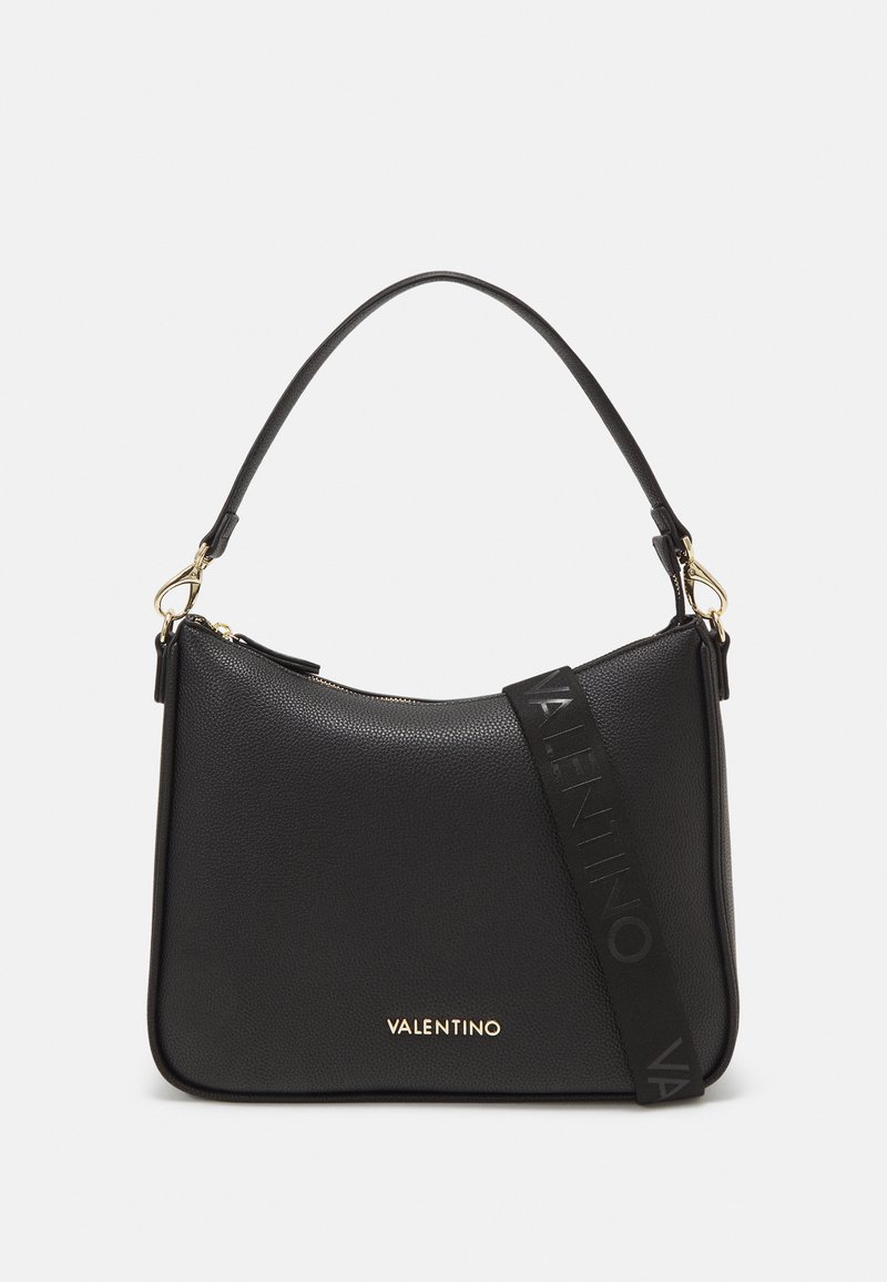 Borsa a mano in pelle nera con finitura texturizzata, accessori in oro, chiusura con zip e tracolla removibile con il nome del marchio in lettering in rilievo.