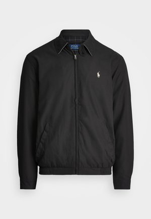Casaco bomber preto feito de material liso, com fecho éclair à frente, punhos elásticos, bolsos laterais e um pequeno logótipo bordado no peito.