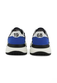 Sneaker blu e neri con tallone bianco su cui sono stampati i numeri neri '19' e '68', suola testurizzata e design imbottito per il massimo comfort.