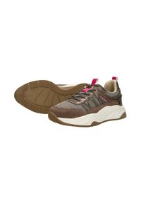 Bruine sport schoenen met een mesh bovenwerk, contrasterende donkerbruine en witte accenten. Voorzien van een gestructureerde zool en roze hardware details.