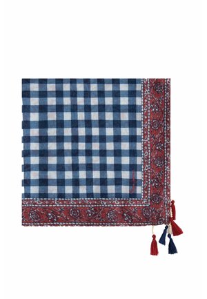 Blau-weiß kariertes Tuch mit rotem Blumenmuster am Rand und roten sowie blauen Quasten an einer Ecke.