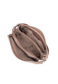 Borsa a mano in pelle rosa chiaro con tre scomparti, cerniere argentate e fodera interna liscia con motivo del marchio ripetuto.
