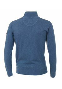 Blauer Strickpullover mit hochgeschlossenem Kragen, langen Ärmeln sowie gerippten Bündchen und Saum. Glatte Textur ohne sichtbare Muster oder Akzente.