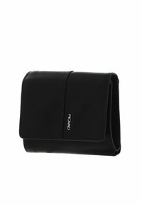 Portefeuille en cuir noir à texture lisse, rabat pliant, quincaillerie argentée et détails du nom de la marque. Design rectangulaire compact.