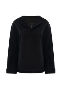 Maglia nera a maniche lunghe con colletto, caratterizzata da una texture liscia e una vestibilità rilassata, progettata con cuciture inclinate e dettagli minimi.