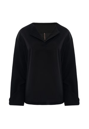 Haut noir à manches longues avec un col, présentant une texture lisse et une coupe décontractée, conçu avec des coutures angulaires et des détails minimaux.