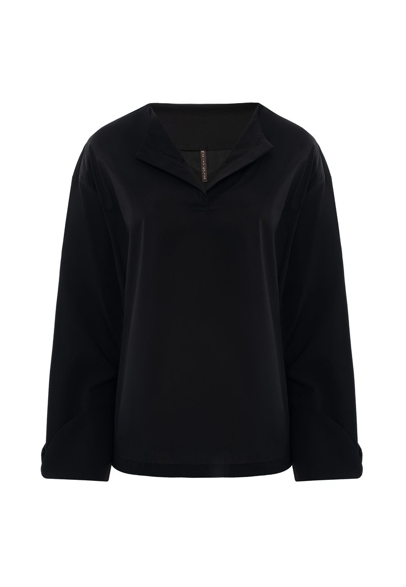 Maglia nera a maniche lunghe con colletto, caratterizzata da una texture liscia e una vestibilità rilassata, progettata con cuciture inclinate e dettagli minimi.