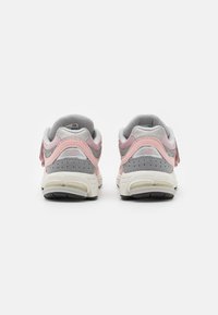 New Balance 2002 - Chaussures de running sur route - pink/grey