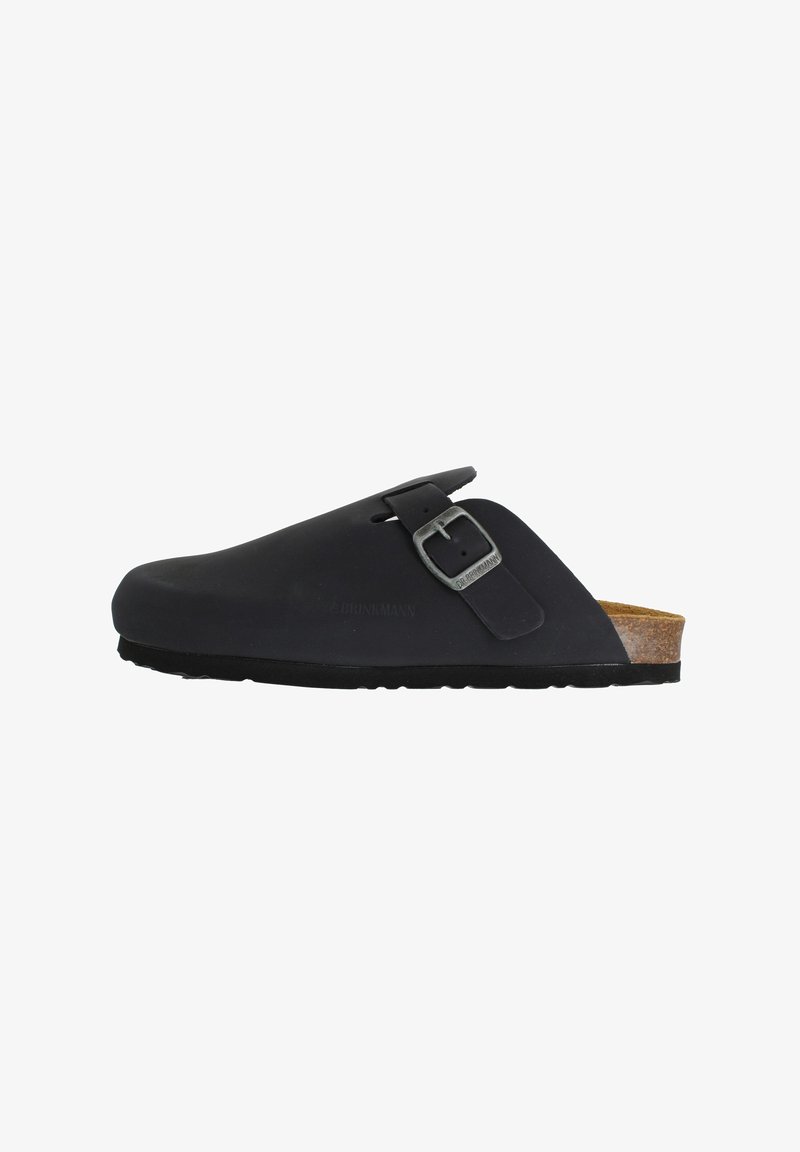 Schwarzer, rutschfester Clog mit mattem Finish, verstellbarem Metallverschluss, konturiertem Korkfußbett und Gummisohle. Keine sichtbaren Muster oder Akzente.
