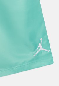 Jordan JUMPMAN PLAY SHORT UNISEX - Pantalón corto de deporte - emerald rise