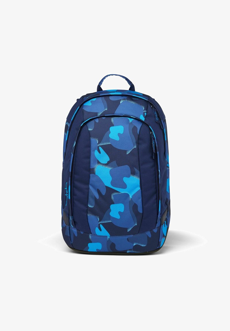Rucksack mit marineblauem Grund und einem Camouflage-Muster in verschiedenen Blautönen, aus strapazierfähigem Stoff mit mehreren Reißverschlusstaschen.