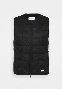 Svart quiltad väst med hög krage, dragkedja och sidofickor. Tillverkad av ett slätt syntetiskt material med en subtil lyster.
