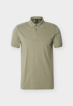 Tricou polo pentru bărbați, verde măsliniu, cu mânecă scurtă, cu plachetă cu două nasturi și logo-ul "BOSS" brodat pe piept.