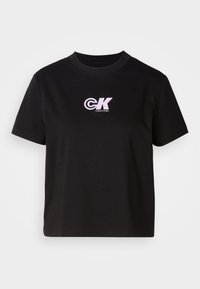 Zwarte katoen t-shirt met een ronde halslijn en korte mouwen. Heeft een wit en roze "CK" logo op de bovenste linkerborst.