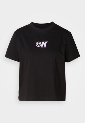 Schwarzes Baumwoll-T-Shirt mit Rundhalsausschnitt und kurzen Ärmeln. Mit einem weißen und pinken "CK"-Logo im oberen linken Brustbereich.