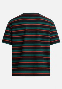 Camiseta negra de manga corta con rayas horizontales en verde y rojo. Textura acanalada, cuello redondo, corte relajado, sin marcas visibles.
