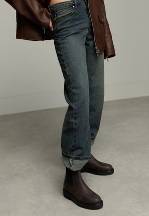 CHELSEA - Korte laarzen - brown