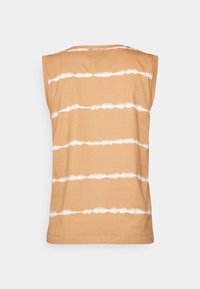 Top marrone chiaro senza maniche con strisce bianche tie-dye, scollatura arrotondata, texture morbida e orlo pulito. Vista posteriore senza dettagli aggiuntivi.